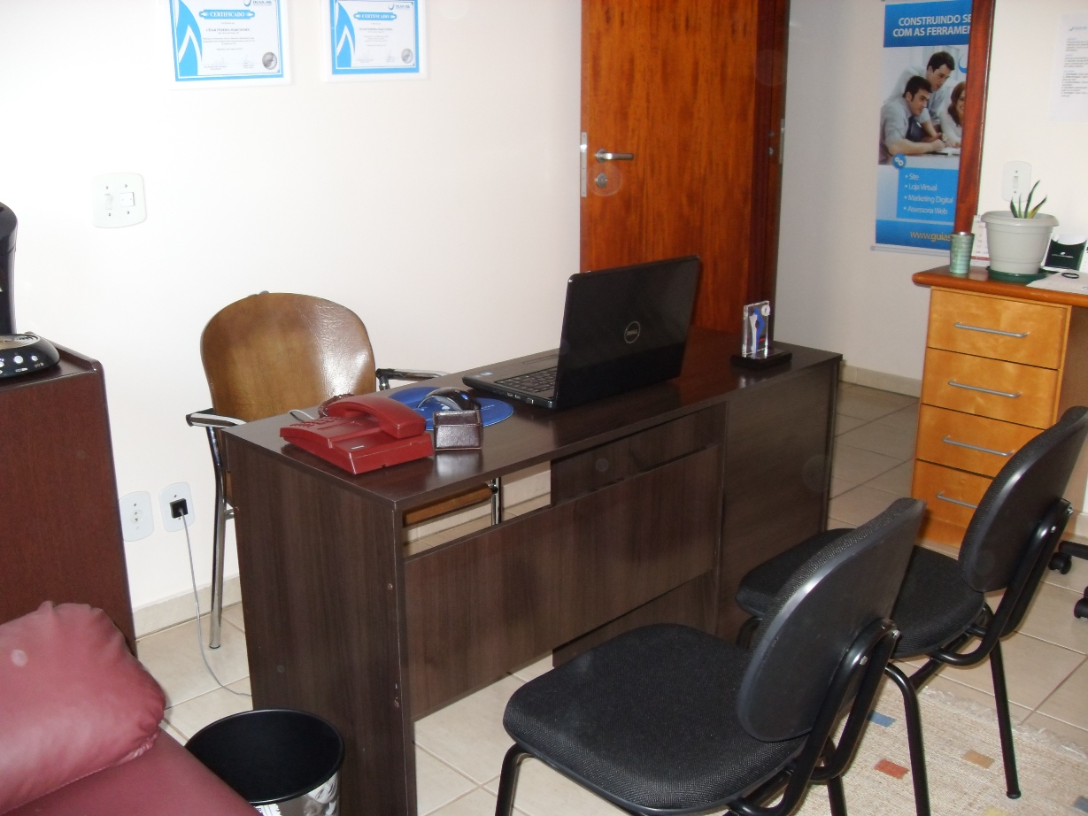 Foto do home office criado no apartamento do engenheiro de computação César Marcondes no começo do ano de 2012.
