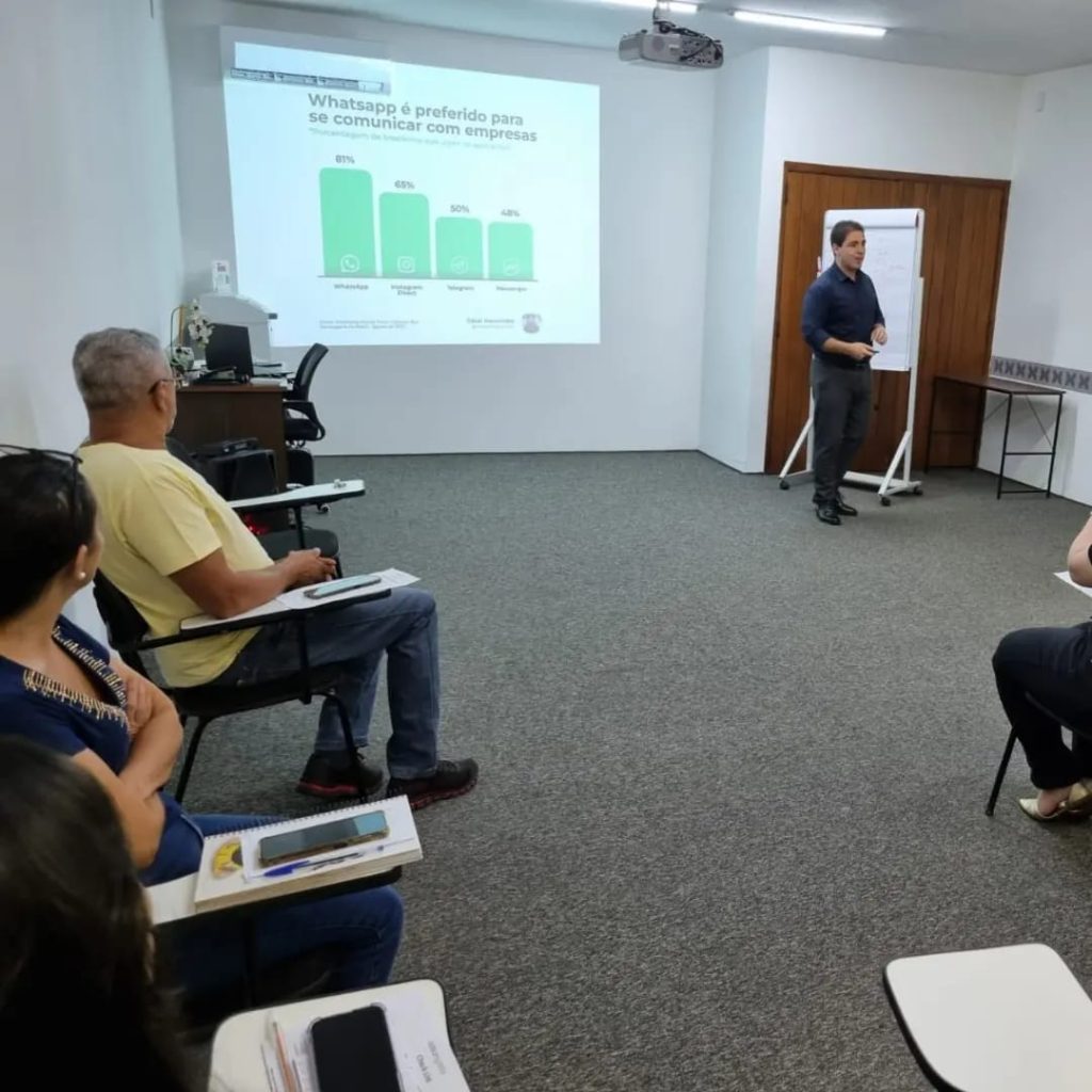 Especialista César Marcondes ministrando curso Whatsapp para negócios